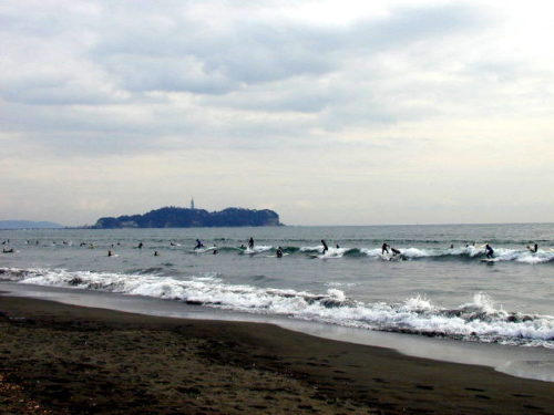 江の島とサーファー
