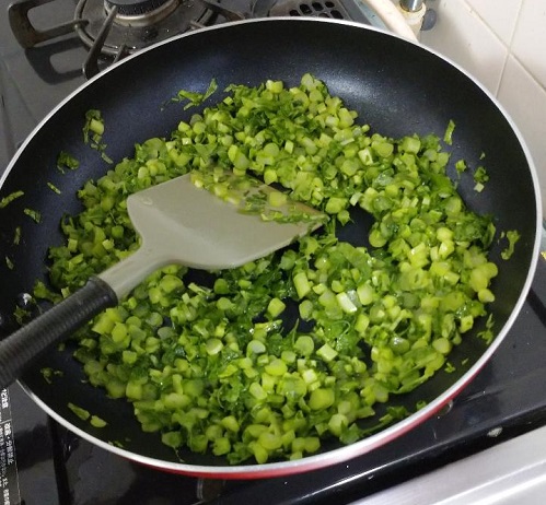 大根の葉を炒める